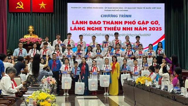 Lãnh đạo Tp.HCM lắng nghe ý kiến thiếu nhi- Ảnh 5. Lãnh đạo Tp.HCM lắng nghe ý kiến thiếu nhi- Ảnh 5.
