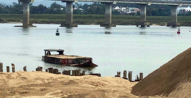 Chủ tịch Quảng Nam yêu cầu khẩn trương khai thác 34 mỏ cát, ngăn chặn tình trạng găm hàng, nâng giá trục lợi- Ảnh 2. Chủ tịch Quảng Nam yêu cầu khẩn trương khai thác 34 mỏ cát, ngăn chặn tình trạng găm hàng, nâng giá trục lợi- Ảnh 2.