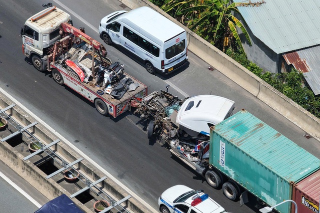 Cận cảnh tai nạn liên hoàn trên cao tốc khiến giao thông tê liệt nhiều giờ- Ảnh 5. Cận cảnh tai nạn liên hoàn trên cao tốc khiến giao thông tê liệt nhiều giờ- Ảnh 5.