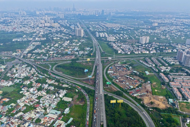 Cận cảnh tai nạn liên hoàn trên cao tốc khiến giao thông tê liệt nhiều giờ- Ảnh 4. Cận cảnh tai nạn liên hoàn trên cao tốc khiến giao thông tê liệt nhiều giờ- Ảnh 4.