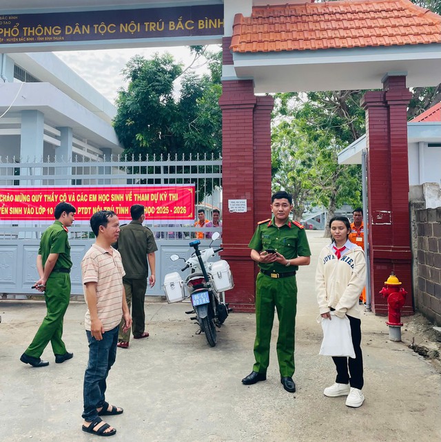 Bình Thuận: Công an dùng xe công vụ hỗ trợ thí sinh đi nhầm điểm thi 60km trong kỳ thi tuyển sinh lớp 10- Ảnh 1. Bình Thuận: Công an dùng xe công vụ hỗ trợ thí sinh đi nhầm điểm thi 60km trong kỳ thi tuyển sinh lớp 10- Ảnh 1.