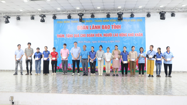 Bình Phước: Trao 195 phần quà cho công nhân có hoàn cảnh khó khăn, bị tai nạn lao động, bệnh nghề nghiệp- Ảnh 2. Bình Phước: Trao 195 phần quà cho công nhân có hoàn cảnh khó khăn, bị tai nạn lao động, bệnh nghề nghiệp- Ảnh 2.