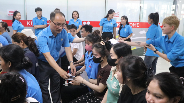 Bình Phước: Trao 195 phần quà cho công nhân có hoàn cảnh khó khăn, bị tai nạn lao động, bệnh nghề nghiệp- Ảnh 5. Bình Phước: Trao 195 phần quà cho công nhân có hoàn cảnh khó khăn, bị tai nạn lao động, bệnh nghề nghiệp- Ảnh 5.
