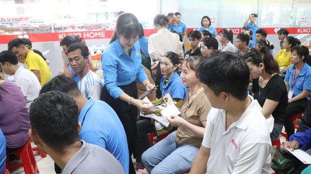 Bình Phước: Trao 195 phần quà cho công nhân có hoàn cảnh khó khăn, bị tai nạn lao động, bệnh nghề nghiệp- Ảnh 6. Bình Phước: Trao 195 phần quà cho công nhân có hoàn cảnh khó khăn, bị tai nạn lao động, bệnh nghề nghiệp- Ảnh 6.