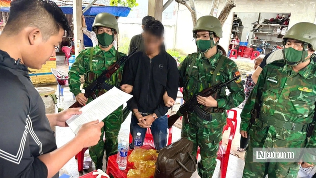 Bộ đội Biên phòng Cổ Chiên bắt nóng đối tượng tàng trữ ma túy- Ảnh 1. Bộ đội Biên phòng Cổ Chiên bắt nóng đối tượng tàng trữ ma túy- Ảnh 1.