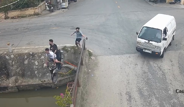 Tránh ô tô, xe máy kẹp ba bất ngờ lao thẳng xuống mương- Ảnh 1. Tránh ô tô, xe máy kẹp ba bất ngờ lao thẳng xuống mương- Ảnh 1.