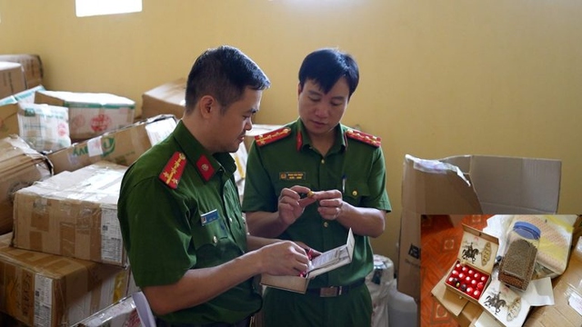 Buôn bán hàng cấm, hai vợ chồng bị khởi tố- Ảnh 1. Buôn bán hàng cấm, hai vợ chồng bị khởi tố- Ảnh 1.