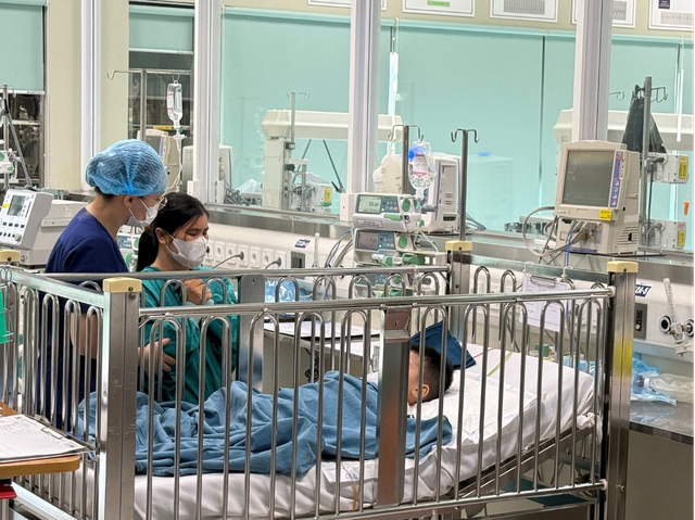 Bộ trưởng Bộ Y tế thăm bệnh nhi bị bác sĩ từ chối cấp cứu vì chưa đóng viện phí- Ảnh 2. Bộ trưởng Bộ Y tế thăm bệnh nhi bị bác sĩ từ chối cấp cứu vì chưa đóng viện phí- Ảnh 2.
