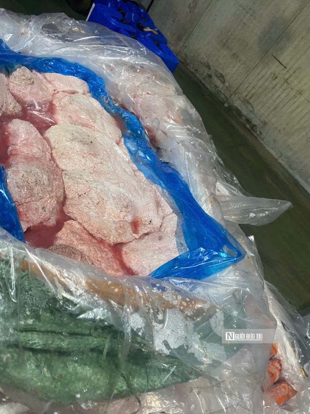 Cận cảnh hơn 7 tấn nội tạng động vật bốc mùi nồng nặc tìm đường tiêu thụ tại Hà Nội- Ảnh 4. Cận cảnh hơn 7 tấn nội tạng động vật bốc mùi nồng nặc tìm đường tiêu thụ tại Hà Nội- Ảnh 4.