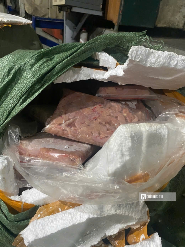 Cận cảnh hơn 7 tấn nội tạng động vật bốc mùi nồng nặc tìm đường tiêu thụ tại Hà Nội- Ảnh 6. Cận cảnh hơn 7 tấn nội tạng động vật bốc mùi nồng nặc tìm đường tiêu thụ tại Hà Nội- Ảnh 6.