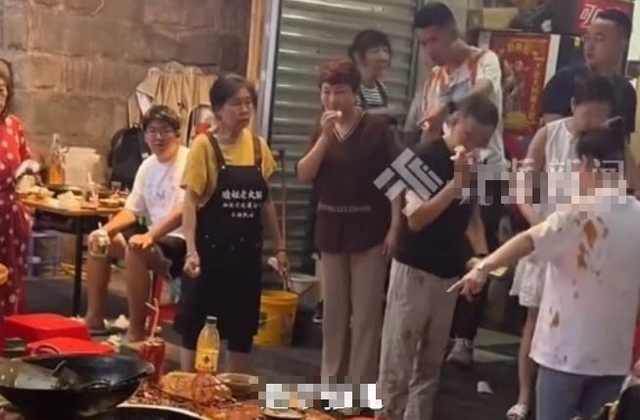 Mèo hoang rơi vào nồi lẩu đang sôi, chủ quán có cách xử lý bất ngờ- Ảnh 1. Mèo hoang rơi vào nồi lẩu đang sôi, chủ quán có cách xử lý bất ngờ- Ảnh 1.