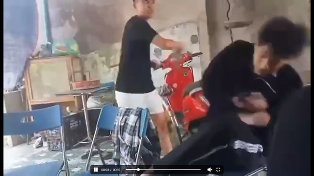 Công an điều tra vụ nam sinh lớp 8 bị đánh liên tiếp vào đầu ở quán cà phê- Ảnh 1. Công an điều tra vụ nam sinh lớp 8 bị đánh liên tiếp vào đầu ở quán cà phê- Ảnh 1.