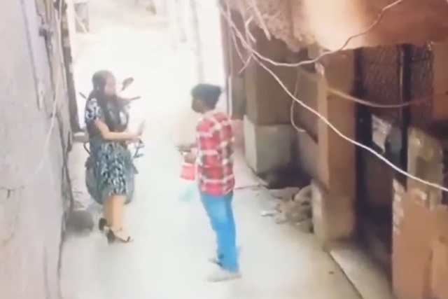 Đi bộ trong ngõ, người phụ nữ bị cướp ví tiền ngay giữa ban ngày- Ảnh 1. Đi bộ trong ngõ, người phụ nữ bị cướp ví tiền ngay giữa ban ngày- Ảnh 1.
