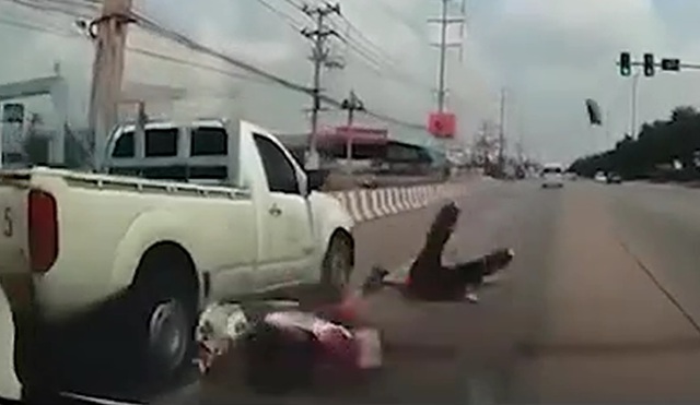 Người đàn ông bất ngờ văng khỏi xe máy, bị ô tô đâm trúng- Ảnh 1. Người đàn ông bất ngờ văng khỏi xe máy, bị ô tô đâm trúng- Ảnh 1.