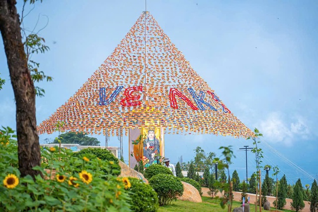 Núi Bà Đen đón đại biểu về tham dự đại lễ Vesak 2025- Ảnh 9. Núi Bà Đen đón đại biểu về tham dự đại lễ Vesak 2025- Ảnh 9.