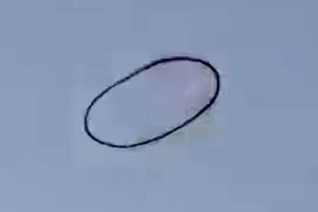 Đang đi xe máy, người đàn ông thấy cảnh đáng sợ trên bầu trời- Ảnh 1. Đang đi xe máy, người đàn ông thấy cảnh đáng sợ trên bầu trời- Ảnh 1.