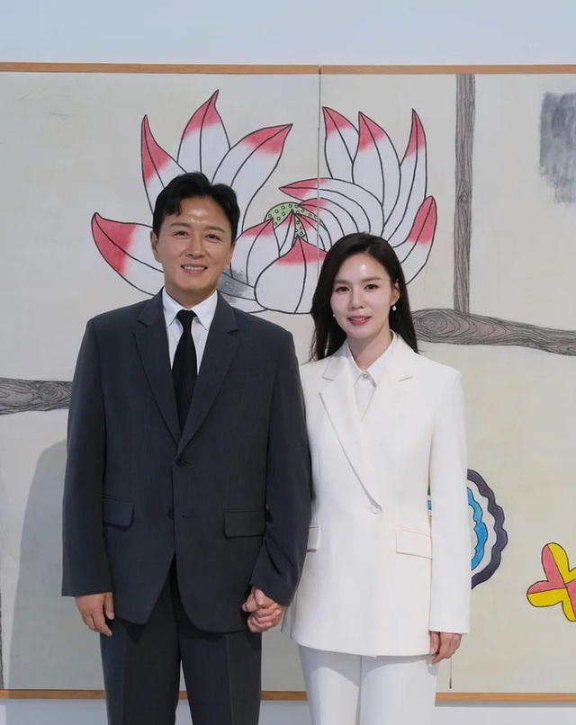 Diễn viên Jin Tae Hyun đăng ảnh nắm chặt tay vợ kèm theo bài viết thông báo mắc ung thư. (Ảnh: IGNV) Diễn viên Jin Tae Hyun đăng ảnh nắm chặt tay vợ kèm theo bài viết thông báo mắc ung thư. (Ảnh: IGNV)