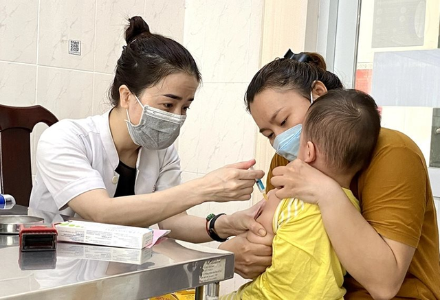 Ngăn chặn bùng phát dịch sởi, Bình Thuận nỗ lực tiêm vắc-xin phòng bệnh- Ảnh 2. Ngăn chặn bùng phát dịch sởi, Bình Thuận nỗ lực tiêm vắc-xin phòng bệnh- Ảnh 2.