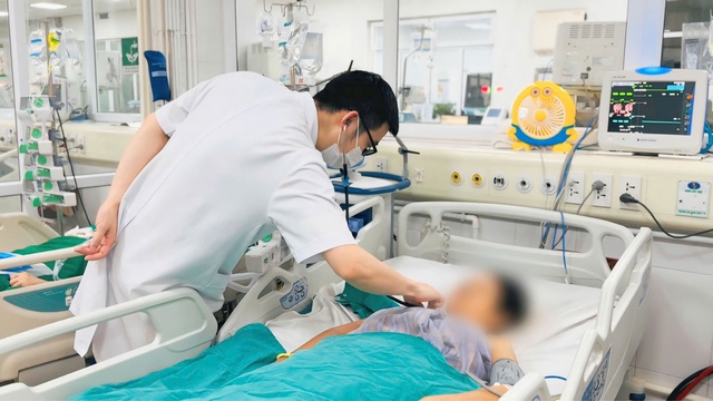Sốc nhiễm khuẩn nặng sau khi tiêm khớp vai tại phòng khám tư- Ảnh 2. Sốc nhiễm khuẩn nặng sau khi tiêm khớp vai tại phòng khám tư- Ảnh 2.