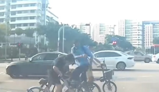 Va chạm nhẹ, người đàn ông hung hăng tát bé trai ngay giữa phố- Ảnh 1. Va chạm nhẹ, người đàn ông hung hăng tát bé trai ngay giữa phố- Ảnh 1.