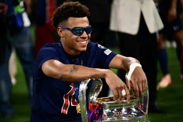 Desire Doue tạo dáng với chiếc cúp sau khi tỏa sáng trong chiến thắng đáng kinh ngạc của PSG trước Inter Milan ở trận chung kết Champions League. (Ảnh: Marco BERTORELLO) Desire Doue tạo dáng với chiếc cúp sau khi tỏa sáng trong chiến thắng đáng kinh ngạc của PSG trước Inter Milan ở trận chung kết Champions League. (Ảnh: Marco BERTORELLO)
