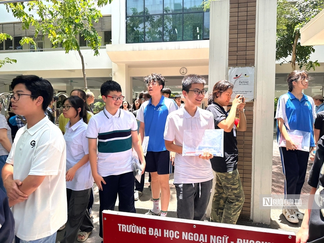 Thi chuyên Ngoại ngữ: Thí sinh bất ngờ về đề thi Ngữ văn - Ảnh 1. Thi chuyên Ngoại ngữ: Thí sinh bất ngờ về đề thi Ngữ văn - Ảnh 1.