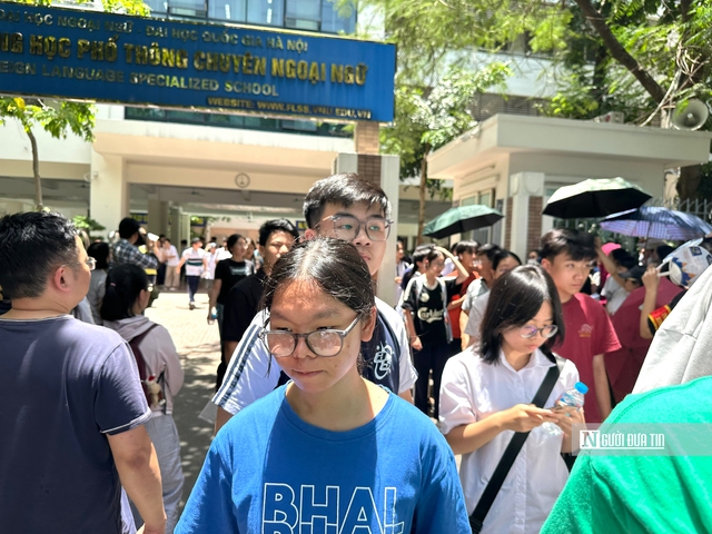 Thi chuyên Ngoại ngữ: Thí sinh bất ngờ về đề thi Ngữ văn - Ảnh 2. Thi chuyên Ngoại ngữ: Thí sinh bất ngờ về đề thi Ngữ văn - Ảnh 2.