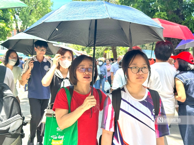 Thi chuyên Ngoại ngữ: Thí sinh bất ngờ về đề thi Ngữ văn - Ảnh 6. Thi chuyên Ngoại ngữ: Thí sinh bất ngờ về đề thi Ngữ văn - Ảnh 6.