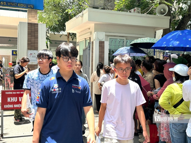 Thi chuyên Ngoại ngữ: Thí sinh bất ngờ về đề thi Ngữ văn - Ảnh 5. Thi chuyên Ngoại ngữ: Thí sinh bất ngờ về đề thi Ngữ văn - Ảnh 5.