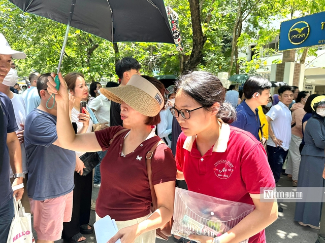 Thi chuyên Ngoại ngữ: Thí sinh bất ngờ về đề thi Ngữ văn - Ảnh 4. Thi chuyên Ngoại ngữ: Thí sinh bất ngờ về đề thi Ngữ văn - Ảnh 4.