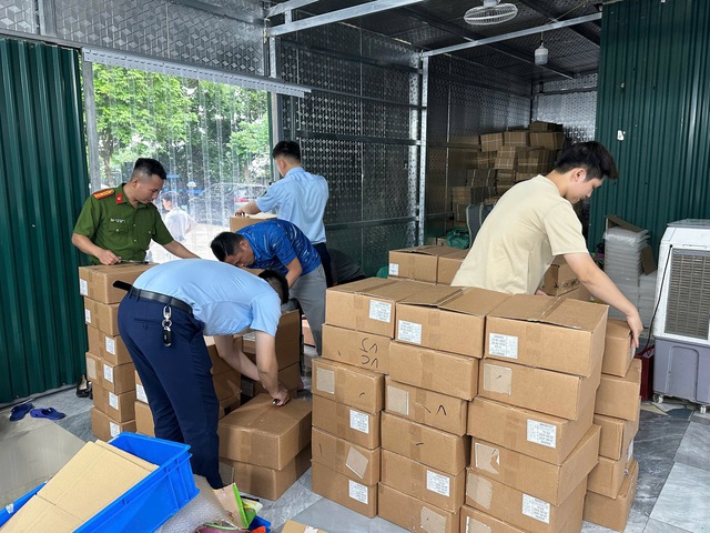 Phát hiện hơn 5.000 lọ mỹ phẩm nhập lậu của công ty Ngân Korea- Ảnh 2. Phát hiện hơn 5.000 lọ mỹ phẩm nhập lậu của công ty Ngân Korea- Ảnh 2.