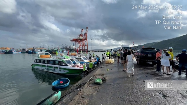 Phập phồng nỗi lo an toàn mùa cao điểm du lịch (kỳ 3): Chở quá tải dưới biển, xe "hết đát" trên bờ- Ảnh 2. Phập phồng nỗi lo an toàn mùa cao điểm du lịch (kỳ 3): Chở quá tải dưới biển, xe "hết đát" trên bờ- Ảnh 2.