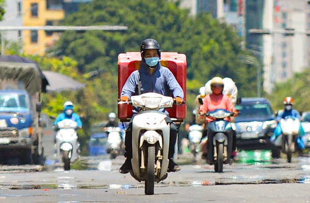 Miền Bắc nắng nóng "đổ lửa", Hà Nội có nơi đạt đỉnh gần 40 độ- Ảnh 1. Miền Bắc nắng nóng "đổ lửa", Hà Nội có nơi đạt đỉnh gần 40 độ- Ảnh 1.
