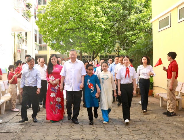 Tổng Bí thư Tô Lâm thăm thầy cô và học sinh Hà Nội nhân Quốc tế thiếu nhi- Ảnh 1. Tổng Bí thư Tô Lâm thăm thầy cô và học sinh Hà Nội nhân Quốc tế thiếu nhi- Ảnh 1.