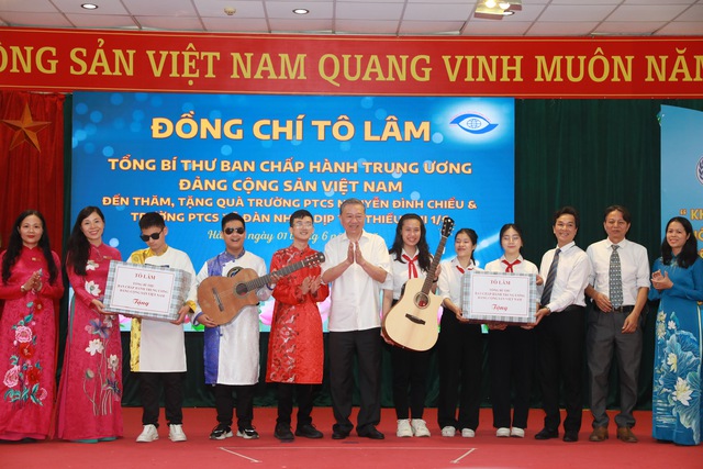 Tổng Bí thư Tô Lâm thăm thầy cô và học sinh Hà Nội nhân Quốc tế thiếu nhi- Ảnh 3. Tổng Bí thư Tô Lâm thăm thầy cô và học sinh Hà Nội nhân Quốc tế thiếu nhi- Ảnh 3.
