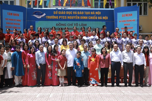 Tổng Bí thư Tô Lâm thăm thầy cô và học sinh Hà Nội nhân Quốc tế thiếu nhi- Ảnh 4. Tổng Bí thư Tô Lâm thăm thầy cô và học sinh Hà Nội nhân Quốc tế thiếu nhi- Ảnh 4.