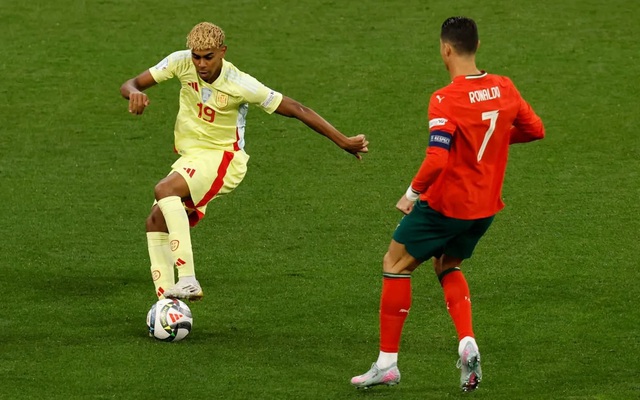 Ronaldo (số 7) gặp chấn thương vẫn gồng mình thi đấu trong trận chung kết Nations League. Ronaldo (số 7) gặp chấn thương vẫn gồng mình thi đấu trong trận chung kết Nations League.