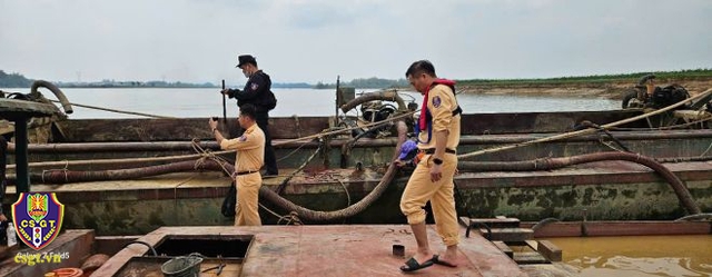 Bắt chủ tịch công ty bán hóa đơn khống để hợp thức hóa cát khai thác trái phép- Ảnh 2. Bắt chủ tịch công ty bán hóa đơn khống để hợp thức hóa cát khai thác trái phép- Ảnh 2.