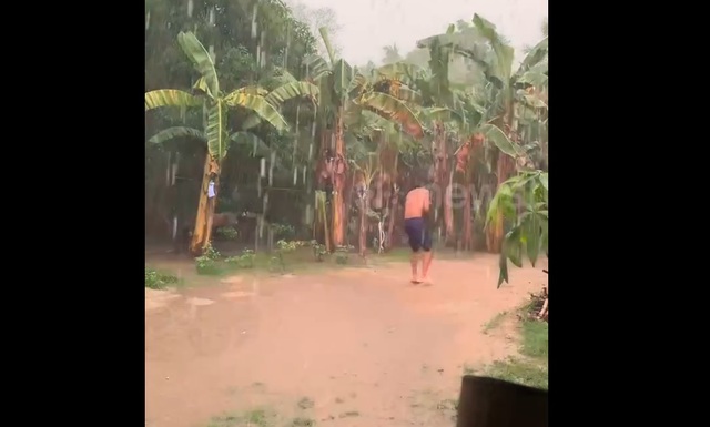 Chơi đùa dưới mưa, nam thanh niên suýt bị sét đánh trúng- Ảnh 1. Chơi đùa dưới mưa, nam thanh niên suýt bị sét đánh trúng- Ảnh 1.