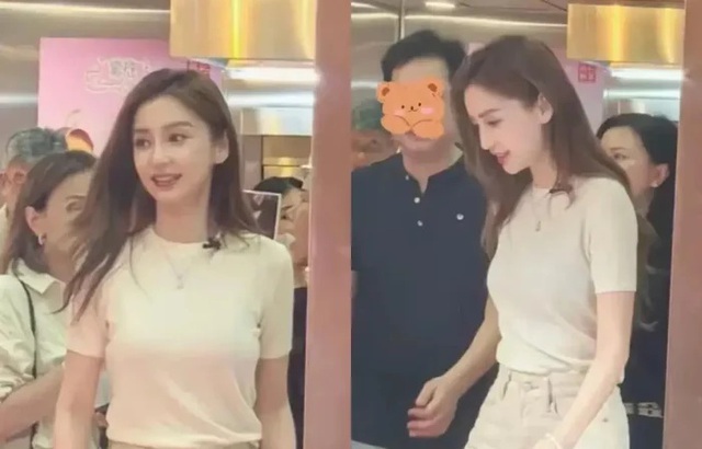 Angelababy đi quảng cáo đồ ăn ở ngoài đường. Angelababy đi quảng cáo đồ ăn ở ngoài đường.