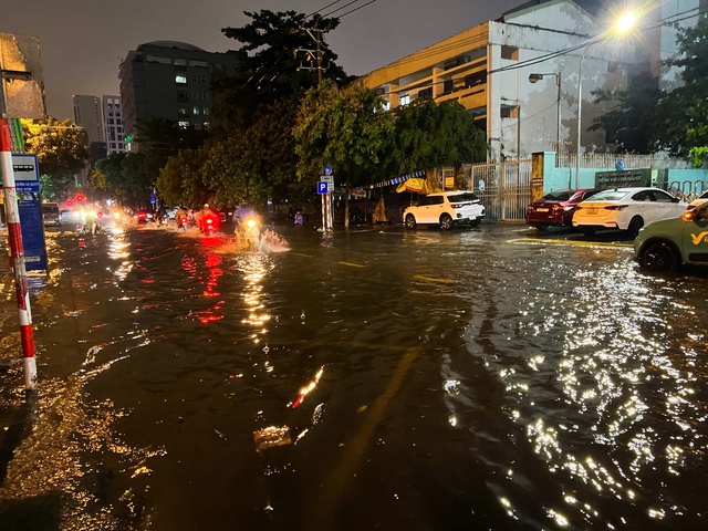 Mưa lớn do bão số 1, nhiều tuyến phố Đà Nẵng ngập cục bộ trong đêm- Ảnh 8. Mưa lớn do bão số 1, nhiều tuyến phố Đà Nẵng ngập cục bộ trong đêm- Ảnh 8.