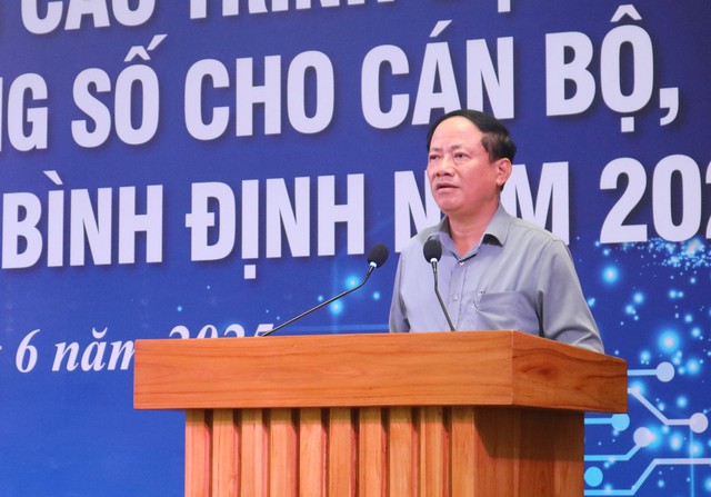 Bình Định đào tạo cán bộ chuyển đổi số quy mô lớn, hướng tới xây dựng chính quyền số toàn diện- Ảnh 1. Bình Định đào tạo cán bộ chuyển đổi số quy mô lớn, hướng tới xây dựng chính quyền số toàn diện- Ảnh 1.