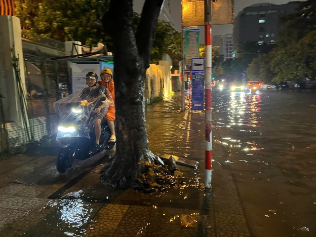 Mưa lớn do bão số 1, nhiều tuyến phố Đà Nẵng ngập cục bộ trong đêm- Ảnh 6. Mưa lớn do bão số 1, nhiều tuyến phố Đà Nẵng ngập cục bộ trong đêm- Ảnh 6.