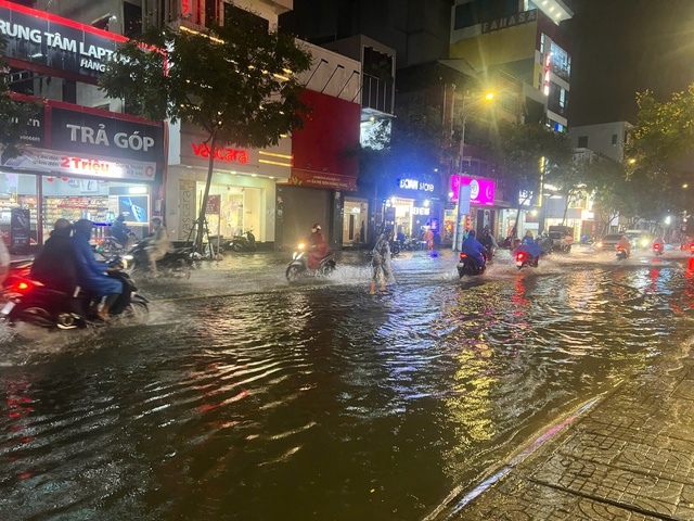 Mưa lớn do bão số 1, nhiều tuyến phố Đà Nẵng ngập cục bộ trong đêm- Ảnh 5. Mưa lớn do bão số 1, nhiều tuyến phố Đà Nẵng ngập cục bộ trong đêm- Ảnh 5.