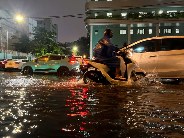 Mưa lớn do bão số 1, nhiều tuyến phố Đà Nẵng ngập cục bộ trong đêm- Ảnh 4. Mưa lớn do bão số 1, nhiều tuyến phố Đà Nẵng ngập cục bộ trong đêm- Ảnh 4.