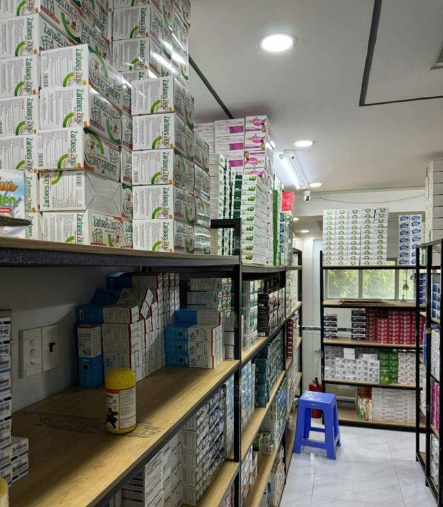 Chủ lô thuốc, thực phẩm chức năng bị đổ bỏ bên đường khai gì với Công an Tp.HCM?- Ảnh 1. Chủ lô thuốc, thực phẩm chức năng bị đổ bỏ bên đường khai gì với Công an Tp.HCM?- Ảnh 1.