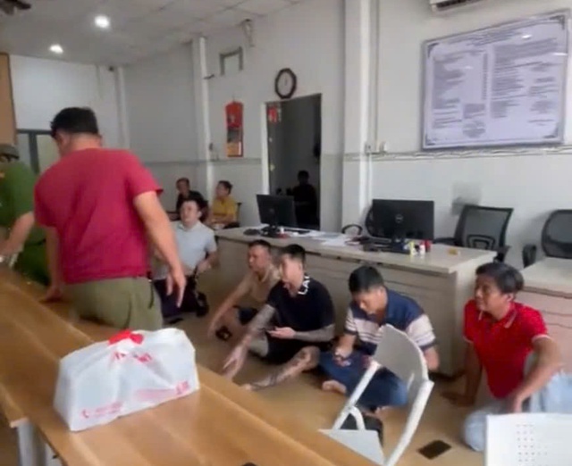 Công an Bình Dương thông tin vụ đột kích phòng công chứng bắt tội phạm- Ảnh 1. Công an Bình Dương thông tin vụ đột kích phòng công chứng bắt tội phạm- Ảnh 1.