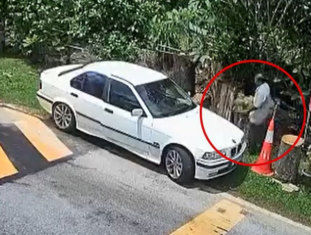 Tài xế đi BMW bị camera ghi lại hành động xấu xí trước nhà dân- Ảnh 1. Tài xế đi BMW bị camera ghi lại hành động xấu xí trước nhà dân- Ảnh 1.