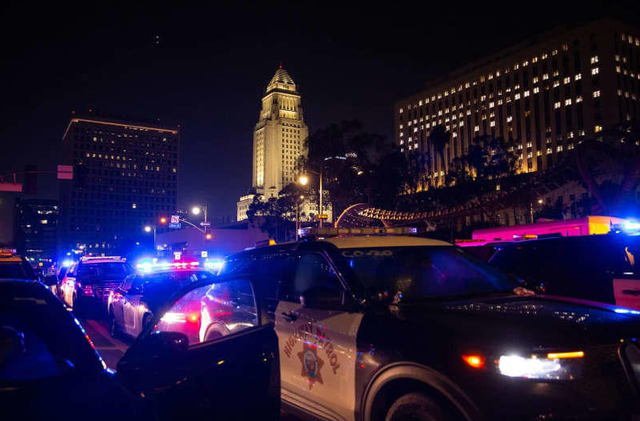 Đêm giới nghiêm thứ hai ở Los Angeles, biểu tình nổ ra ở nhiều nơi trên nước Mỹ- Ảnh 1.
