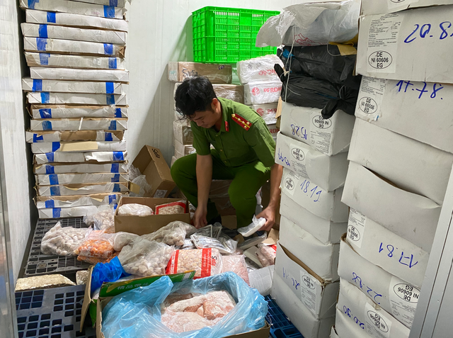 Công an Tp.HCM phát hiện gần 70 tấn nội tạng, thịt động vật không rõ nguồn gốc- Ảnh 1. Công an Tp.HCM phát hiện gần 70 tấn nội tạng, thịt động vật không rõ nguồn gốc- Ảnh 1.
